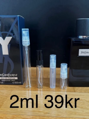 Y Eau de Parfum Yves Saint Laurent 2ml - Yves Saint Laurent EDP ✨ En fräsch men söt doft med modern känsla. Väldigt populär och lätt att gilla.  Perfekt för både vardag och kväll.  🌸☀️🍂 Passar bäst: vår, sommar, höst  ✨ För dig som vill ha en säker vinnare.  🔥 Rekommenderar bundle – 15+ andra exklusiva parfymer finns.  Priser: 2ml – 39kr 3ml – 55kr 5ml – 69kr 10ml – 119kr  💎 1 ml ≈ ca 20st sprays