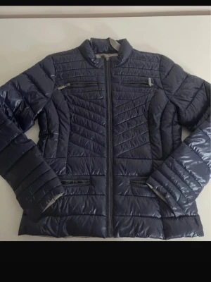Vår jacka - Snygg dun jacka i mörkblå, har ingen storleks tagg men skulle säga storlek Xs/S Har inga defekter  Har ett litet gulligt märke på ärmen med ”happy duck” kan mötas upp i stockholm