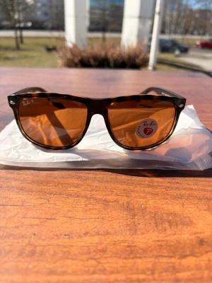 Rayban ”Boyfriend” polarized - Löningserbjudande: Helt nya Ray-Ban “Boyfriend” Polarized. De är oöppnade med alla etiketter kvar och  allt som syns på bild ingår. Säljs för endast 549 kr. Erbjudandet gäller till onsdag 23:59