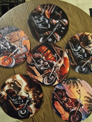 Glasunderlägg motorcyklar färg,  6-pack - Unika glasunderlägg motorcyklar färg. 6-pack träunderlägg. Värmetåliga och halkfria. 10 x 10 cm.