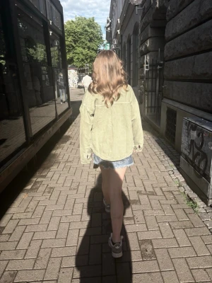 Blå jeanskjol  - Säljer en kort blå jeanskjol med slitna detaljer och fransig kant. Kjolen har klassisk femficksdesign och tydliga sömmar. Perfekt för dig som gillar en avslappnad och trendig stil. Storlek xxs Gina tricot 14+