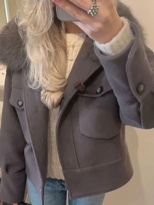 Grå Meotine - Superfin grå Meotine kappa/jacka perfekt till våren!!❤️ Storlek M men funkar för mig som brukar ha S.