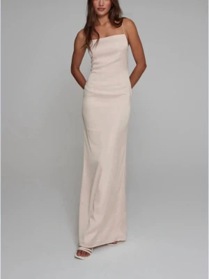 Vit/beige långklänning  - Nu säljer jag vidare denna vit/beiga satin balklänning som tyvärr inte passade. Tidigare person har endast använt den en gång, därav är klänningen i bra skick! Perfekt till bal!🙌🏻