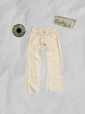 Vita linnebyxor från Replay - Lågmidjade linnebyxor från Replay som jag köpte på en secondhandbutik men inte använder längre. På lappen står det att storleken är W30 men det känns som EU 36/38.