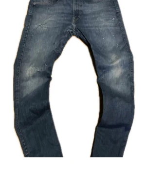 Blå jeans replay - Ett par blå jeans med raka ben och slitningar på framsidan. Bra skick och bra kvalité från Replay.
