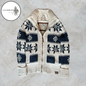 Fleecefodrad cardigan kofta - Fleecefodrad cardigan kofta med klassiskt nordiskt snöflingemönster. En kraftigare stickad jacka med hög krage, genomgående dragkedja och helfodrad insida i mjuk teddy/sherpafleece för extra komfort. En populär modelltyp som ofta jämförs med liknande plagg från Superdry – sportig men varm och praktisk. Skick 8/10, inga defekter och väl omhändertagen. Strl M på etikett men passar mer som S. Hör av dig för mått! ~ Nypris cirka 1 600 kr | Mitt pris 699kr . Alla följare får rabatt, så följ!