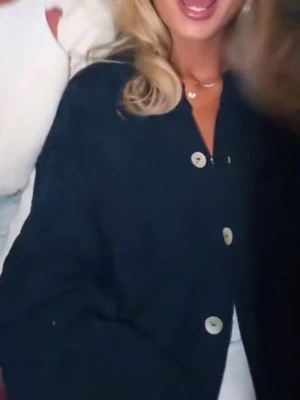 Mörkblå oversized kofta med knappar - Intressekoll på denna slutsålda stickade koftan från Gina! Den är aldig använd och är i storlek S!💕 Pris går att diskutera!