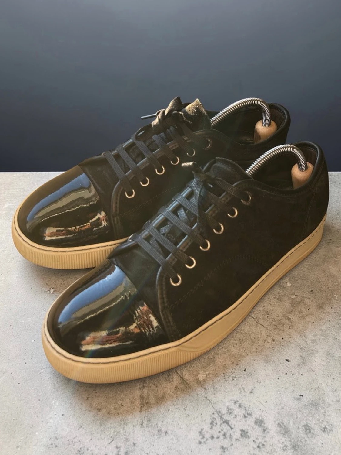 Svarta sneakers med glans 
