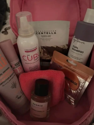 Gift set - Obs!!! Väskan på bilden är INTE inkluderad 🫶  Vad som ingår :  • curl shampoo • under ögon mask • Centella ansiktsmask  • foaming mouse  • anti frizz serum  • curl defining  • ansikts tvätt handske   • parfym 50 ml (kan mötas upp i Sthlm) 