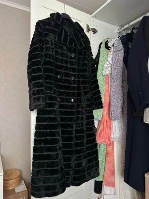 Fuskpäls - Vintage Love - Fuskpäls, i svart. Storleken är borttagen, men passar mig som vanligtvis bär storlek S. I mycket bra skick💙