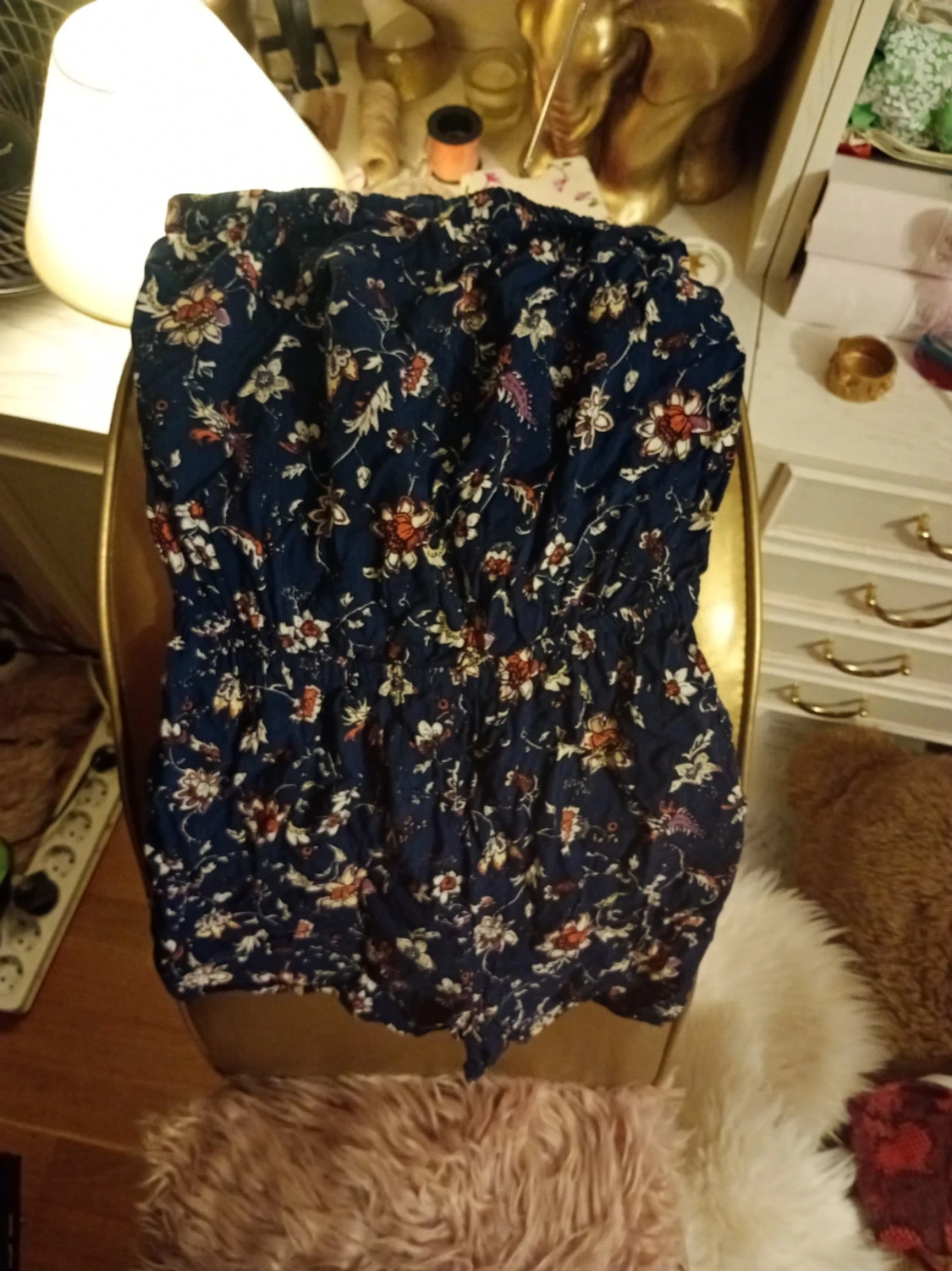 Mörkblå blommig kort playsuit 100 kr