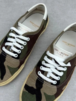 Saint Laurent skor - ett par unika saint laurent skor || strlk 39 || skicket 9/10 || inget medföljer vid köp ( därför billigt pris) || Ett par perfekta skor nu till våren & sommaren || hör av er vid funderingar! 