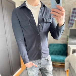 Overshirt  - Mycket bra skick, inga defekter! Passar dig som är mellan 170-180cm ungefär. Modellen är 185 cm, 75kg. Passar bra nu till våren! Skriv för mer information!🤝
