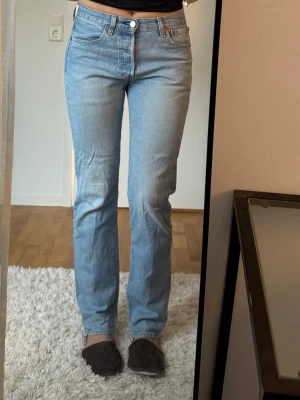 Levi's 501 ljusblå jeans - Säljer ett par ljusblå 501 jeans från Levi's. Supersnygga och sparsamt använda. Benen är långa och funkar på mig som är 175 men även för de som är längre. Perfekta till sommaren!