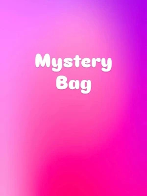 Mystery Bag överraskningspåse - En Mystery Bag fylld med hemliga överraskningar! Perfekt för dig som gillar spänning och vill testa något nytt. Innehållet är smycken och kan vara allt möjligt kul. Bakgrund i rosa och lila toner ger en färgglad känsla.
