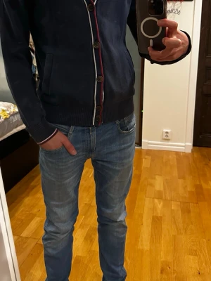 Tommy Hilfiger cardigan - Mörkblå tröja från Tommy Hilfiger i storlek S. Tröjan är i mycket, mycket bra skick. Nypris ligger på 1100 kr. Måtten är: längd 67 cm, bröstvidd 50 cm och ärmlängd 63 cm.  Kolla gärna in profilen också, där finns flera märkeskläder och skor – du hittar säkert något mer som passar 😉💯 Hör av dig om du undrar något!