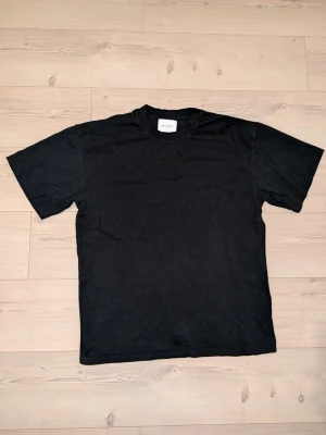 Oversized t-shirt från Vaillent - En klassisk svart t-shirt från Vaillent i storlek S. T-shirten har rund halsringning och korta ärmar. Tillverkad i mjuk bomull som känns skön mot huden. Perfekt att matcha med jeans eller shorts för en clean och enkel look. T-shirten är endast använd 1 gång 