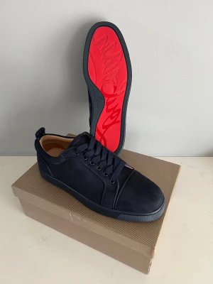Christian Louboutin skor  - Riktigt snygga loubs i storlek 44, mycket fint skick och og medföljer, priset kan diskuteras vid snabb affär så kom gärna med bud! 
