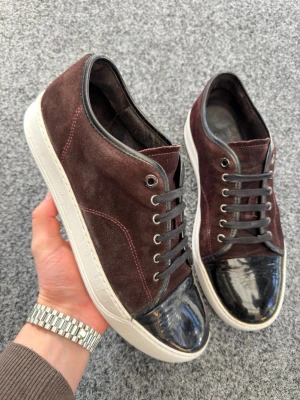 Lanvin uk9 vinröd - Säljer dessa sjukt feta lanvins i size uk9 som motsvarar 43-44! Sitter mest som 44! Perfekta sommarskor! Skick 8/10 fina men lite färg lossnat på sidan av sulorna, de är runt hela sidorna av sulan(kontakta mig för mer info) men de syns inte så mycket vid användning! nypris 5200kr! Hör av dig vid intresse! 🤩 