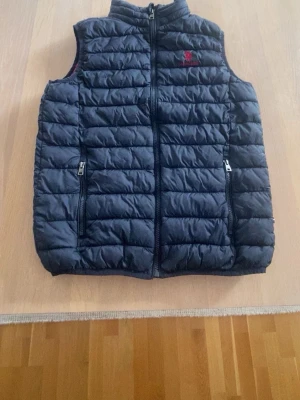 Mörkblå väst  - Använd fåtal gånger vilket gör så den är i bra skick. Storlek s
