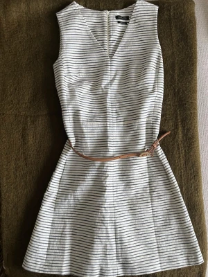 Klänning - Klänning från Massimo Dutti, stilren och classy perfekt för både vardag, jobb och fest! Inte genomskinlig, bra tyg med en insydd underklänning.