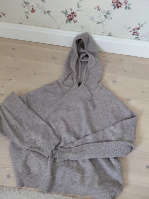 Stickad hoddie!🤎 - Är i färgen mörk beige blandat med brun. Skulle säga att den är större än S. Passar alla storlekar.