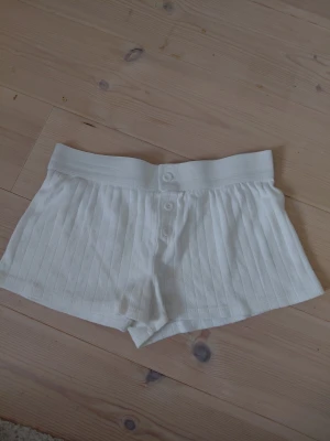 Super söta mys shorts!🤍 - Lite 2000s vibe. Säljer då de inte passar tyvärr. Ingen lapp kvar på dem så ver inte vart de är ifrån tyvärr.