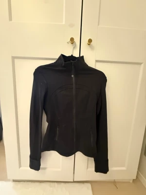 BYTE define jacket lululemon  - Undrar om nån vill byta sin define jacket i nån annan färg mot min svarta, den är i stl 2 eller 4 och byter mot samma!