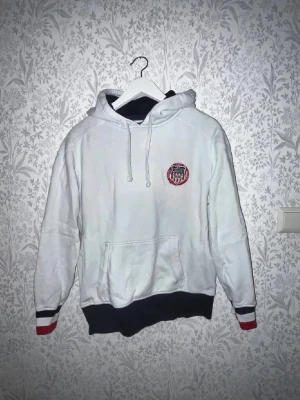 Ralph Lauren hoodie - Säljer en vit Polo Ralph Lauren hoodie men tryck på bröstet. Hoddien har detaljer, som muddar och snören. Axelbredd 43cm, längd 64cm.  Ifall det inte finns någon bild i annonsen där jag bär plaggen jag säljer så är det för att jag ej kan ha storleken heller passformen, så kolla måtten för storlek och googla på modellnamnet för passform 😉 !!