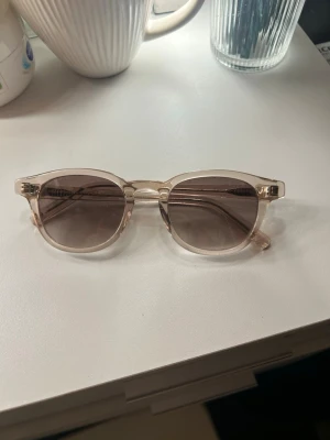 Guldiga solglasögon  - Fina solglasögon som köptes för tre år sedan och knappt kom till någon användning, finns inga repor på glaset☺️ från Nividas eyewear och kostar i ny pris 1 299, jag säljer dom för 500 kr!! Bara att skriva vid mer bilder eller frågor☺️