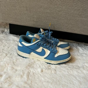 Nike unc dunk - Säljer dessa nika unc dunks jag har köpt resale. Skicket är 6-7/10 skulle jag säga. Ny pris är 5600kr på merch sweden. Skriv för fler bilder eller använd köp nu knappen!