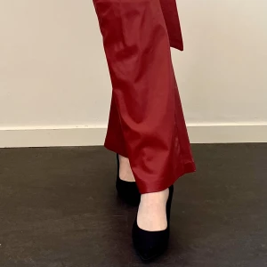 Röda läderbyxor  - Coola bekväma läderbyxor🔥Använd fåtal gånger. 