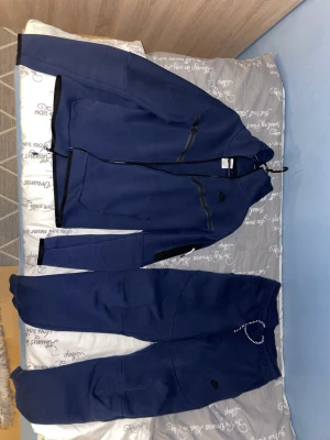 Nike tech - Använd bara några gånger  Storleken s på koftan och m på byxorna men koftan är lite stor i storleken så passar säkert för M också  Kan frakta också men kunden står för frakten 