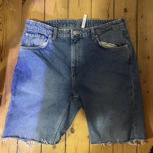 Jeansshorts  - Halvlånga jeansshorts med slitningar nertill!  Det är ett par helt nya jeans från weekdaysom jag bara klippte av benen för tänkte ha som shorts, men har sedan inte använt.   Storleken är 33/30. Men ja längden är ju orelevant så 33 i midjan dårå. 