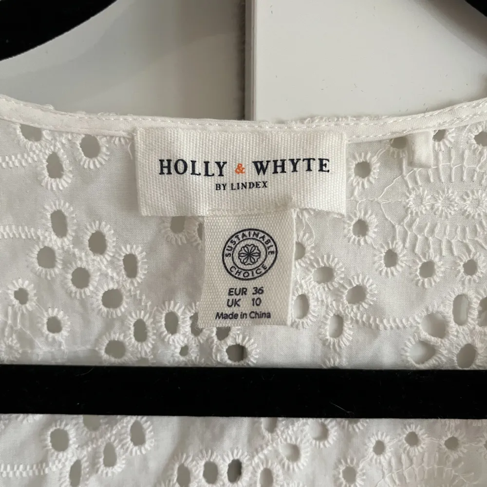 Supersöt vit blus med knapp från Holly & White by Lindex i strl 36!💓Perfekt nu till sommaren o våren, eller varför inte skolavslutningen/studenten?🫶🏻. Blusar.