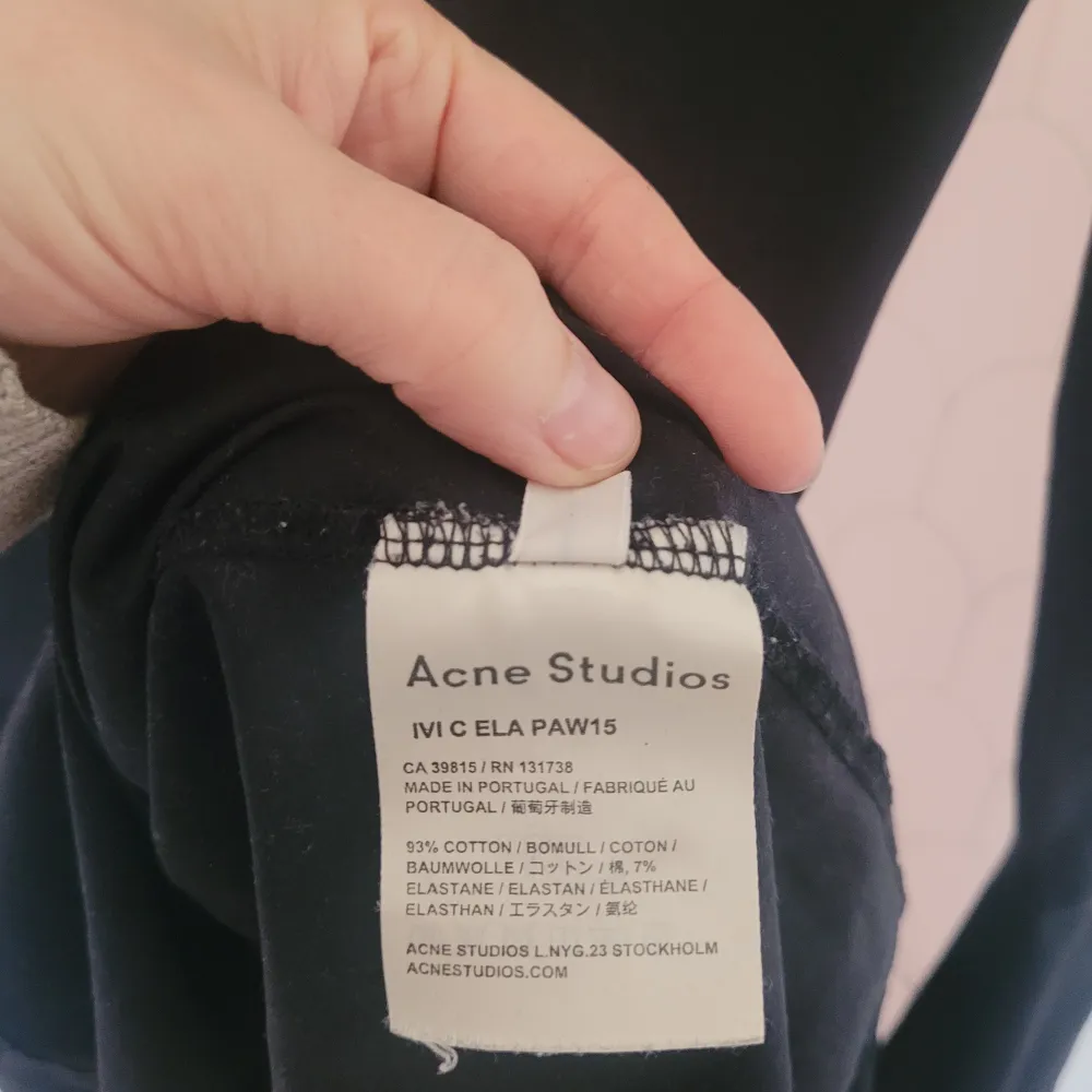 Svart figurnära miniklänning i storlek M från Acne Studios. I använt men bra skick. . Klänningar.