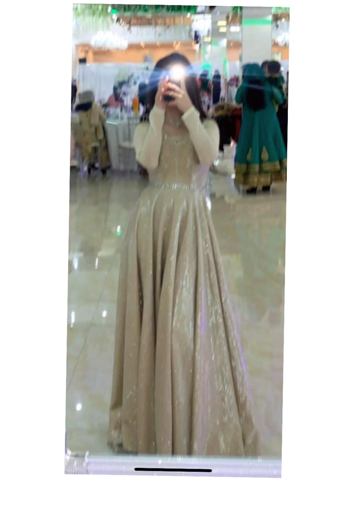 Fin och lång balklänning.