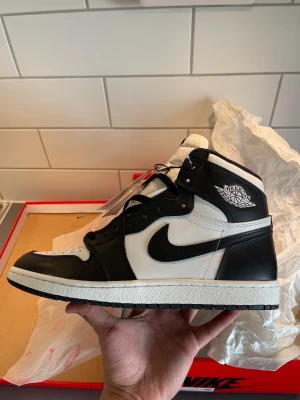Jordan 1 Retro High 85 Black White - -condition Ds -Size Us 10,5 -Bin 3099 -Kvitto finns