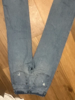 Jeans! - Hej!! Säljer ett par jätte fina högmidjade jeans!!de är jätte fina och de är i storlek 36 cm 165/68A, Skivkar bättre bilder i Dm