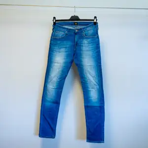 Lee jeans modell Luke. Ljusblå tvätt. Slim fit, smala i benen. Mid waist. 98% bomull, 2% elastan. Knappt använda, endast ett fåtal gånger.