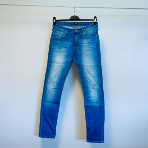 Lee Luke, Ljusblå, Storlek 28/32 - Lee jeans modell Luke. Ljusblå tvätt. Slim fit, smala i benen. Mid waist. 98% bomull, 2% elastan. Knappt använda, endast ett fåtal gånger.