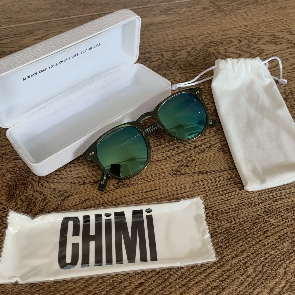 Chimi modell #001 i färgen ”kiwi” (grön). Glasögonen har spegelglas. Använt sparsamt, har inga repor eller skador. Tillbehör ingår!. Accessoarer.