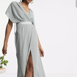 Brudtärneklänning / balklänning - Jättefin klänning från Asos som passar perfekt för bröllop eller bal. Använts en gång som brudtärneklänning. Storlek 36