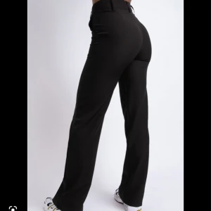 Kostymbyxor  - Säljer dessa superfina kostymbyxorna från madlady i strl 36. Använts fåtal gånger och är i nyskick.