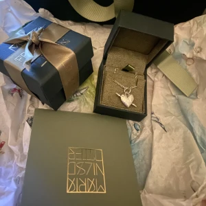 Maria nilsdotter  - Säljer mitt fina fina maria nilsdotter halsband som jag köpte i december förra året.  Säljer då jag inte använder det så mycket. Halsbandet kommer med allt man får till när man köper i butiken💕 Halsbandet är i bra skick!  Längd 45  