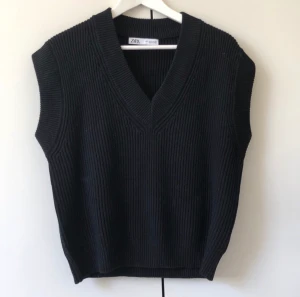 Stickad väst ZARA - Fint skick, väldigt lite använd 