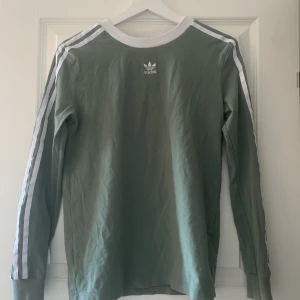 Adidas långärmad tröja - Tröja från adidas i fin grönaktig färg. Varsamt använd. 
