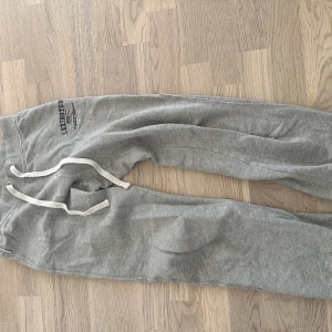 Lexington mjukis byxor - Super sköna lexington mjukis byxor. Är i storlek S. Använt bra skick. Snygga gråa mjukisbyxor. 