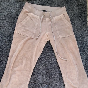 Juicy couture byxor - Beiga juicy byxor med fickor där bak. Otroligt fina och sköna, men använda. Säljer då jag har flera par. 