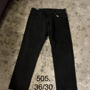 Levis jeans  - Feta Levis 505 riktigt schysst färg!  Storlek 36/30 men sitter mindre i midjan! Pris 299 kr